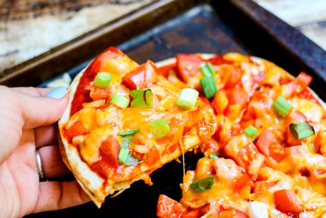 Copycat Taco Bell Mexican Pizzas are the PERFECT dinner recipe! With less than 400 calories, you can feel good about serving this fresh family meal! Homemade Taco Pizza, Taco Bell Pizza, Copycat Taco Bell Mexican Pizza, Mexican Pizza Recipe, Mexican Lasagna Recipes, Enchilada Soup Recipe, Taco Bell Mexican Pizza, Easy Chicken Enchilada Recipe, Toast Pizza