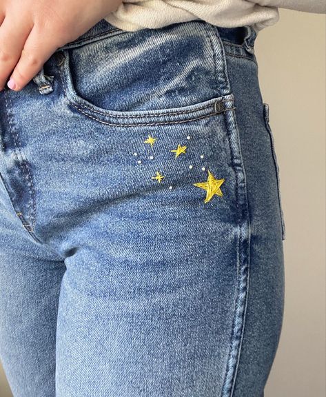 Easy Denim Embroidery, Embroider On Jeans Diy, Simple Jean Embroidery, Embroidery Designs On Jeans Pants, Easy Jean Embroidery, Embroidery Designs Pants, Embroidered Jeans Aesthetic, Embroidered Pants Diy, Jeans Pocket Embroidery