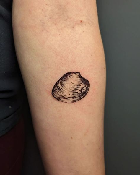 Lil tiny realistic clam shell for Calli! We made it exactly keeper size (1.5") so it'll double as a ruler when she goes clamming! Super fun. I'd love to do more like this. Clam Shell Tattoo, Clam Tattoo, Edgy Style, We Made It, Clam Shell, Tattoo Idea, Future Tattoos, Edgy Fashion, Do More