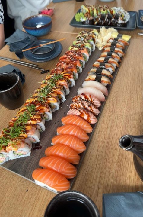 Food Sushi Aesthetic, Sushi Dinner, Food Boards, Sushi Night, Foreign Food, Food Babe, Healthy Food Dishes, Food Therapy, Yummy Comfort Food