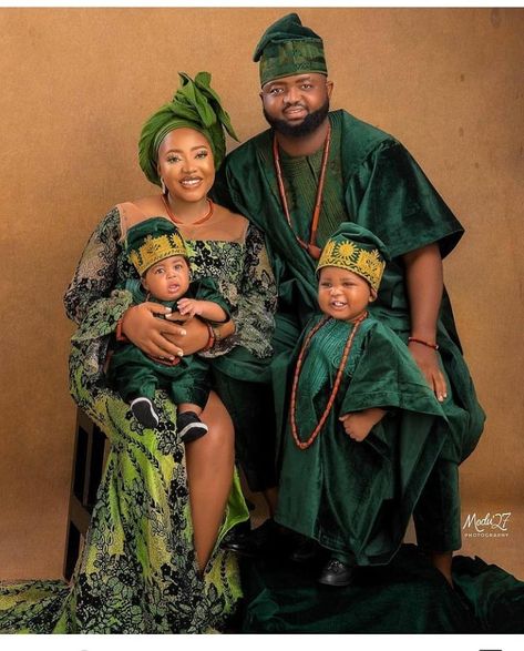 136 Likes, 1 Comments - Naija Party & Owanbe (@naijapartyowanbe) on Instagram: “Lovely Family picture Captured by @modu27photography #naijapartyowanbe” Glam Family Photos, Glam Family Photoshoot, Costume Family, Engagement Party Dresses, Family Portrait Poses, Family Photoshoot Outfits, Family Photo Shoot, Family Women, Lovely Family