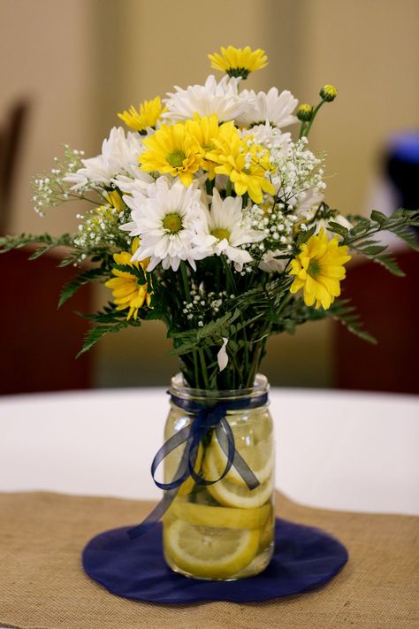 Centerpieces With Lemons, Daisy Wedding Centerpieces, Jar Centerpiece Wedding, Daisy Centerpieces, Lemon Centerpieces, Banquet Centerpieces, Wedding Centerpieces Mason Jars, Mason Jar Centerpiece, Tropical Wedding Flowers