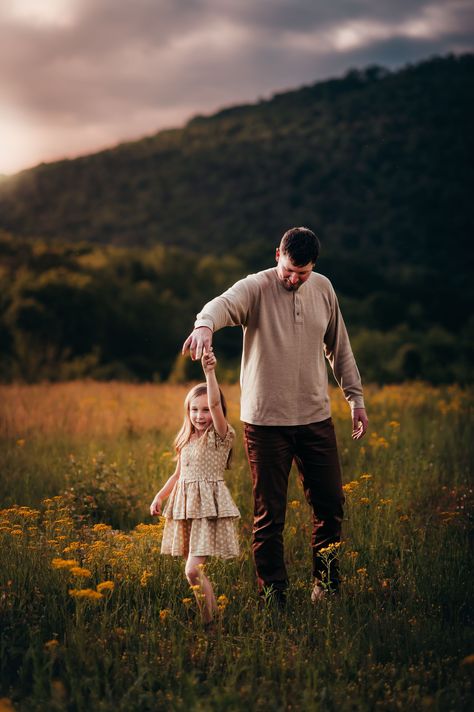 Father Daughter Poses Picture Ideas, Mommy Daddy And Daughter Photoshoot, Mum Dad Daughter Photography, Father Daughter Photography Poses, Mommy Daddy And Daughter Pictures, Dad With Daughters Photography, Mom Dad Daughter Photoshoot Ideas, Family Photos With Daughter, Daddy And Newborn Daughter Photo Ideas