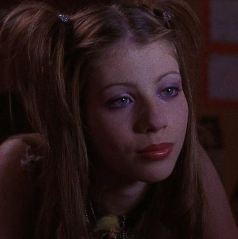 Manic Pixie Makeup, Manic Pixie Dream Girl Hair, Michelle Trachtenberg Mysterious Skin, Mysterious Skin Wendy, Wendy Mysterious Skin, Michelle Trachtenberg Hair, Wendy Peterson, Manic Pixie Dream Girl Aesthetic, Whimsigoth Makeup