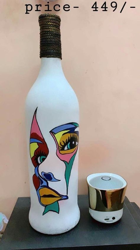 Boho Bottle Art, Wine Bottle Art Paintings Ideas, Black Bottle Painting, Beer Bottle Painting, Bottles Decoration Diy, Beer Bottle Art, Bottle Art Projects, Bottle Decoration, Glass Bottle Diy