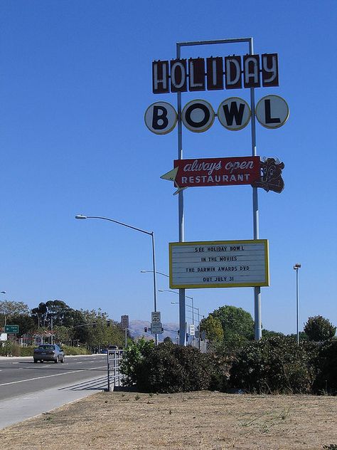 Holiday Bowl...Hayward, California My family went bowling on Christmas Eve! Yay Area, Hayward California, Googie Architecture, Darwin Awards, California Christmas, Holiday Bowl, Vintage Bowling, California History, California City