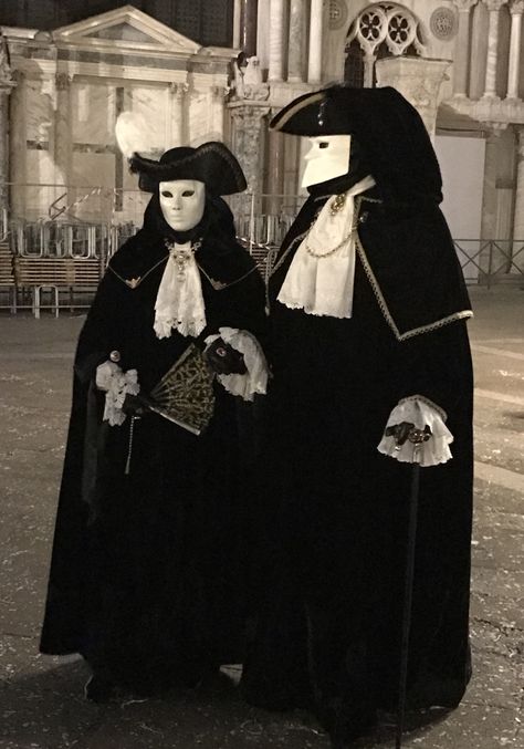 . Venetian Masquerade Costumes, Venetian Fashion, Italian Masquerade, Venetian Costumes, Mask Venetian, Venice Carnival Costumes, Costume Venitien, Paris 1900, Venetian Carnival Masks