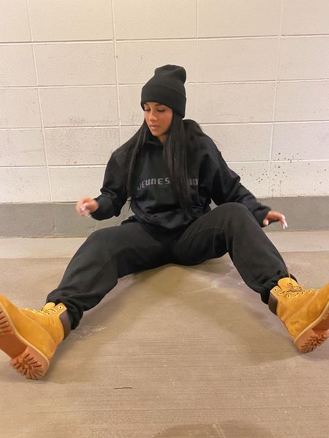 Timberland Boots With Sweatpants, Outfits With A Touque, Green Street Wear Outfit, Outfit With Black Beanie, Outfits W Beanies, Timberland Streetwear Outfit, Winter Timberland Outfits Women, Fits With Beanies, Black Timberlands Outfits Women