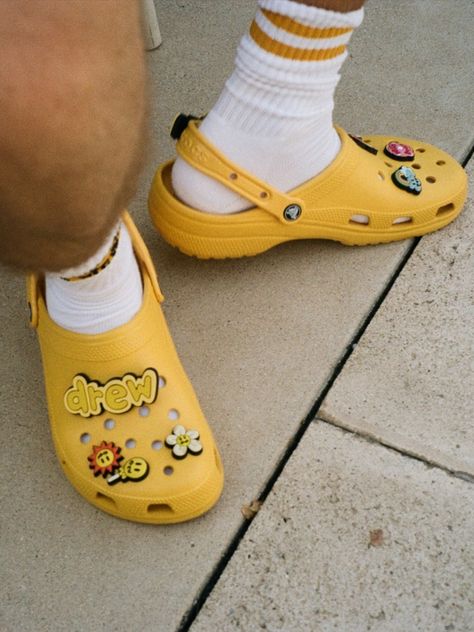 Crocs confirms a Classic Clog collab with Justin Bieber, launching October 13th Crocs Photoshoot, Justin Bieber Crocs, Crocs Jibbitz Aesthetic, Crocs Ootd, Men Crocs, Crocs Aesthetic, Crocs With Charms, Crocs For Men, Charms Crocs