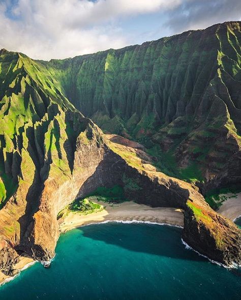 Na Pali Coast, Napali Coast, Green Mountains, Earth Pictures, Kauai Hawaii, Amazing Travel Destinations, Kauai, Travel Insurance, Places Around The World