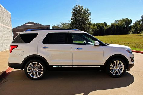 2017 Ford Explorer Sport, Ford Explorer 2017, Family Cars Suv, 2017 Ford Explorer, New Ford Explorer, Mom Mobile, Suv Comparison, Car For Teens, Family Cars