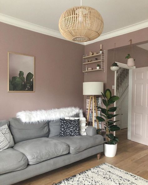 Scandi style living room painted farrow and ball sulking room pink Farrow And Ball Sulking Room, Mauve Living Room, Sulking Room Pink, Blush Living Room, Mauve Walls, Couleur Rose Pastel, Living Room Wall Color, Pink Living Room, Living Room Color Schemes