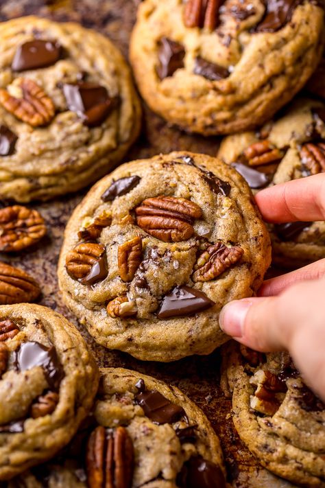 These Brown Butter Bourbon Pecan Chocolate Chunk Cookies are crunchy, chewy, and SO flavorful! You have to try these! Brown Butter Bourbon, Pecan Chocolate, Resepi Biskut, Baker By Nature, Chocolate Chip Pecan Cookies, Recipe Cookies, Cake Mix Cookie Recipes, Pecan Cookies, Chocolate Chunk