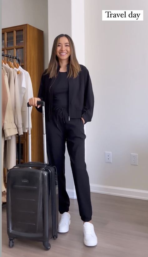 Black Jogger Outfits Women, 30s Wardrobe, Airport Ootd, Minimalist Chic Outfit, Athleta Outfits, Black Joggers Outfit, Joggers Outfit Women, Sweat Suits, Airport Outfits