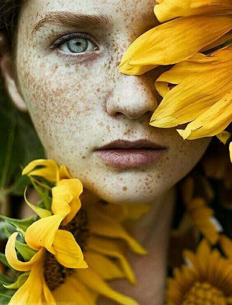 Beauty Fotografie, Sunflower Photography, Sunflower Photo, Photographie Portrait Inspiration, Photography Inspiration Portrait, Foto Poses, Trik Fotografi, Creative Portraits, Portrait Inspiration