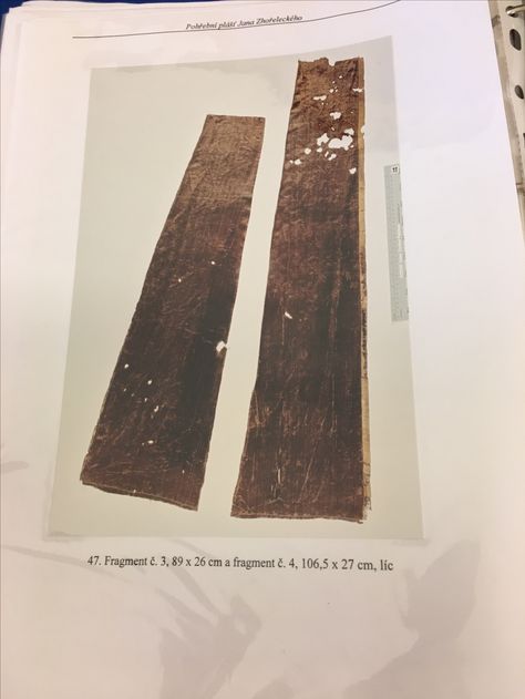 Prague Houppelande: John of Görlitz funerary robe 1396  - conservation picture of gores Medieval Garb, Costume Making, Construction Details, Clothing Details, Historical Dresses, Prague, Pattern