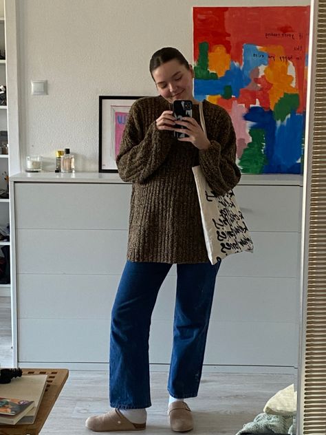 Birkenstock mules, tote bag, outfit inspo, spring outfit, mirror selfie, street fashion, instagram photo Boston Slippers Outfit, Birkenstock Loafers Outfit, Birkenstock Business Casual, Clog Mules Outfit Street Styles, Boston Clogs With Socks Outfit, Boston Mules Outfit, Outfit Ideas Birkenstock, Birkenstock Slippers Outfit, Birckingstock Boston Outfit