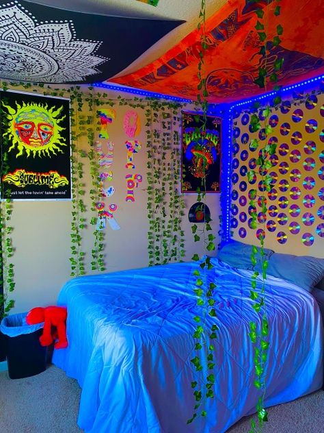 #lol | jesse-davis Room Indie, Indie Room Ideas, Indie Bedroom, Zimmer Diy, Hippy Room, Chill Room, Neon Room, Retro Room, Indie Room Decor