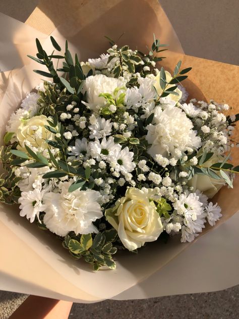 Flower Bouquets Aesthetic, Green Bouquet Flowers, Flower Arrangements Ideas, White Flowers Bouquet, Flowers For Girlfriend, Cute Bouquet, White Green Flowers, Birthday Flowers Bouquet, White Flower Bouquet