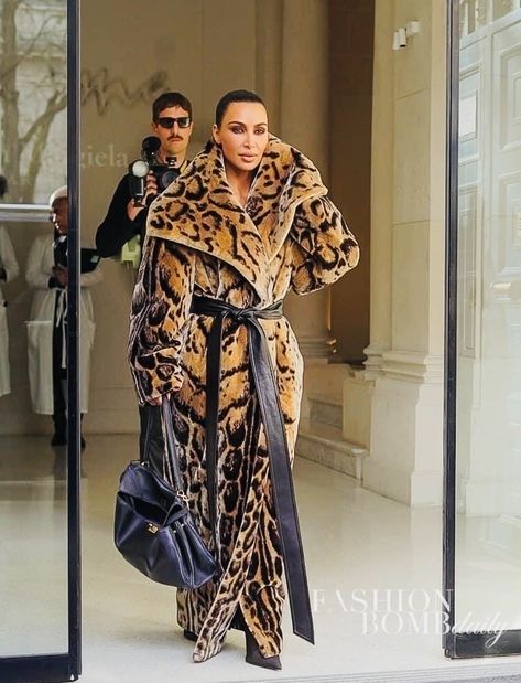 Leopard Fur Coat Outfit Winter, Kim Kardashian Fur Coat, Leopard Fur Coat Outfit, Edgy Classy Outfits, Strong Eyebrows, Leopard Coat Outfit, Fur Coat Outfits, Fur Coat Outfit, Leopard Print Outfits