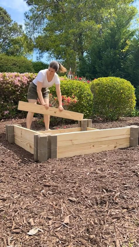 Creating a simple, inexpensive raised garden bed Inexpensive Raised Garden Beds, Backyard Raised Garden, Backyard Garden Beds, Building A Raised Garden, Vegetable Garden Planning, Diy Raised Garden, Small Backyard Gardens, Home Vegetable Garden, Home Landscaping