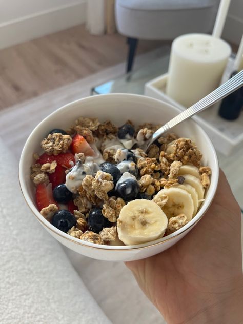 Cereal Bowl Aesthetic, Bowl Aesthetic, Granola Bowl, Healthy Version, Yogurt And Granola, Clean Food, Cereal Bowl, Clean Recipes, Meal Ideas