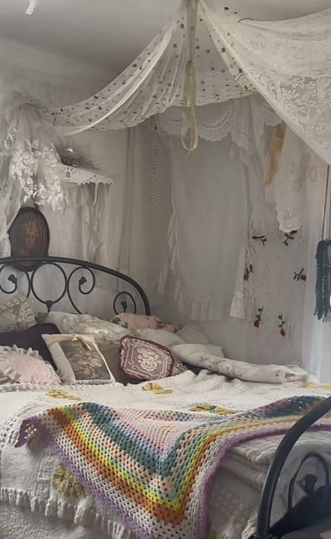 Lace Bed Canopy, Simple Feminine Bedroom, Coquette Canopy Bed, Bed With Curtains Around It, Bed Canopy Aesthetic, Diy Canopy Bed Ideas, Lace Canopy Bed, Bed Canopy Diy, Diy Canopy Bed