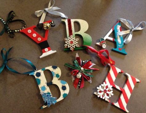 Christmas Letter Ornaments Diy, Initial Christmas Ornaments Diy, Diy Name Ornaments, Painted Christmas Decorations, Christmas In July Decorations, Initial Christmas Ornaments, Xmas Letter, Personalized Christmas Decor, 3d Crafts