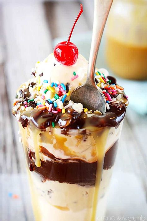 Hot Fudge Sundae, Mouthwatering Desserts, Fudge Sundae, Chocolate Sundae, Ultimate Cookies, Ice Cream Treats, Chocolate Sprinkles, Köstliche Desserts, Hot Fudge