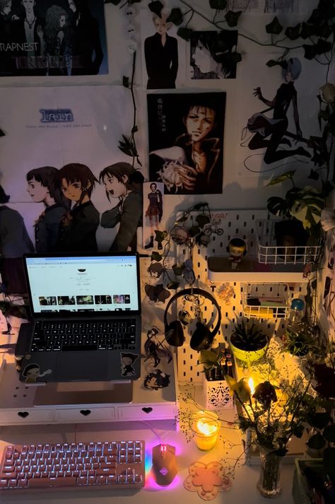 Grunge Desk Aesthetic, Desk Ideas For Small Spaces Aesthetic, Desk Aesthetic Grunge, Desk Ideas Aesthetic Grunge, Room Inspo Grunge Anime, Manga Desk Setup, Anime Grunge Room Ideas, Desk Ideas Grunge, Grunge Pc Setup