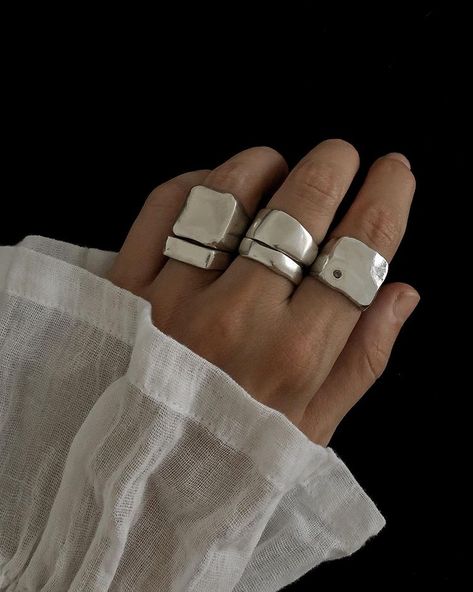 Modern Minimal Jewelry, Geometric Jewelry Design, Aesthetic Rings, Jewelry Aesthetic, Dainty Gold Rings, Minimal Jewelry, Geometric Jewelry, Sustainable Jewelry, Delicate Jewelry