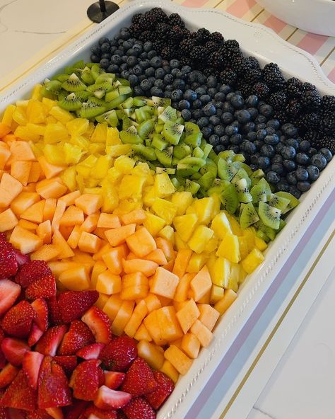 Rainbow fruit salad! Here’s why it’s brilliant! The fruit is cut into easy to eat bite size pieces, keeping the fruit separated makes it last longer - often the more acidic fruit can cause the more delicate fruits to break down and turn mushy. Also- everyone can pick out exactly what they want! Enjoy! ❤️👩🏼‍🍳 #phoenixcaterer #scottsdalecaterer Fruit Salad Bar, Fruit For Party, Fruit Sald, Fruit Tray Displays, Rainbow Fruit Tray, Rainbow Fruit Salad, Fruit Tray Ideas, Fruit Tables, 22 Bday