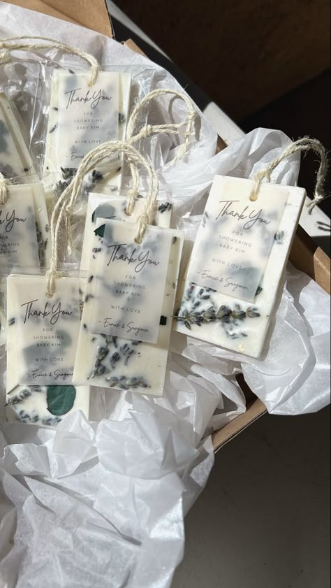 The pin features a photo of a small white sachet made from soy wax and decorated with dried lavender flowers. Diffuser Wedding Favor, Dried Flower Wedding Favor, Scented Candles Wedding Souvenirs, Wax Melts With Dried Flowers, Scented Candle Wedding Souvenir, Wax Air Freshener, Eco Friendly Wedding Favors, Lavender Wax Melts, Diy Wax Melts