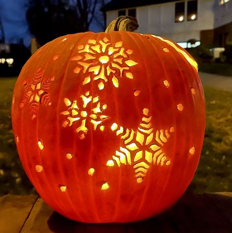 Christmas Pumpkin Carving Ideas, Christmas Pumpkin Carving, Carve Pumpkins, Christmas Pumpkins, Pumpkin Designs, Halloween Pumpkin Designs, Pumpkin Carvings, Tree Carving, Diy Christmas Decorations Easy