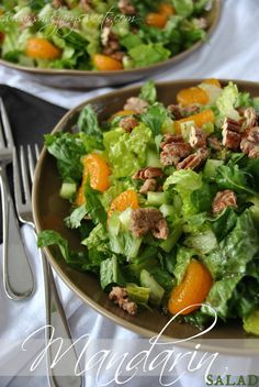 Mandarin Salad- romaine salad tossed with celery, green onion, mandarin oranges, cinnamon pecans and homemade dressing! #salad Mandarin Salad, Mandarin Orange Salad, Chicken Taco Salad, Shugary Sweets, Romaine Salad, Cinnamon Pecans, Resep Salad, Mandarin Oranges, Celery Green