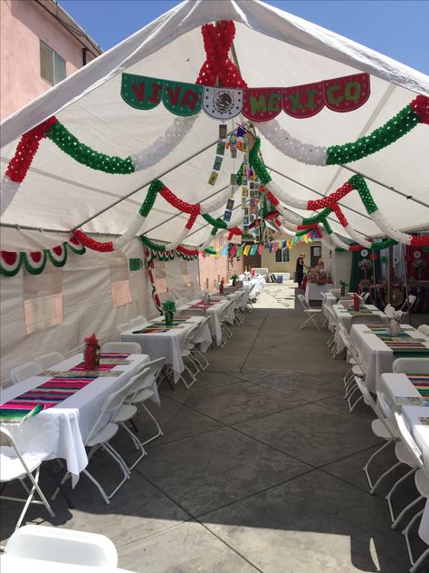 Mexican fiesta Red White And Green Mexican Party, Jay Birthday, Fiesta Christmas, Christmas Fiesta, Mexico Party, Mexican Fiesta Party, Mexican Christmas, Summer Christmas, Mexican Party