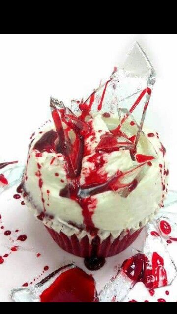 Halloween cupcakes Dexter Cupcakes, Halloween Fingerfood, Menu Halloween, Halloween Food Cupcakes, Dessert Halloween, Sugar Glass, Red Velvet Cake Mix, Red Velvet Cheesecake, Halloween Baking