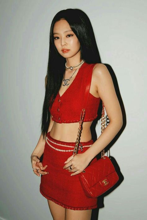 Blackpink Jennie at Paris Chanel Fashion Week 2021. Chanel Fashion Week, Jennie Chanel, Red And Black Outfits, 60 Fashion, Looks Black, Jennie Lisa, Jennie Kim, Red Outfit, Blackpink Fashion