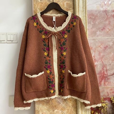 Cottagecore Aesthetic Clothes, Cottagecore Clothes, Cottagecore Outfits, Floral Sweater, Embroidered Sweater, Mori Girl, Looks Vintage, Sweater Coats, Look Cool