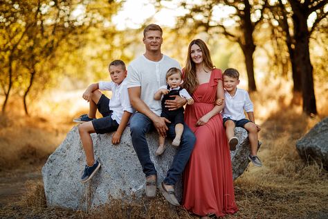 Top 5 Outfit Ideas for Family Pictures | Bidun Art Outdoor Family Photos Fall, Family Photography Outfits, Family Portrait Outfits, Fall Photo Shoot Outfits, Christmas Family Photoshoot, Fall Family Portraits, Fall Family Photo Outfits, Family Photoshoot Outfits, Family Picture Poses