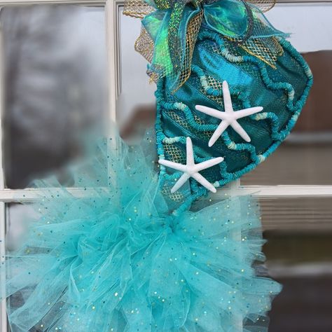 This Beautiful Mermaid Tail Wreath Would Be Perfect For Those Mermaid Lovers Or Even For A Little Girls Room Mermaid Tail Wreath, Cute Mermaid Tail, Beautiful Mermaid Tail, Deco Mesh Crafts, Easter Swags, Horse Wreaths, Nautical Wreath, Mermaid Crafts, Colorful Wreath