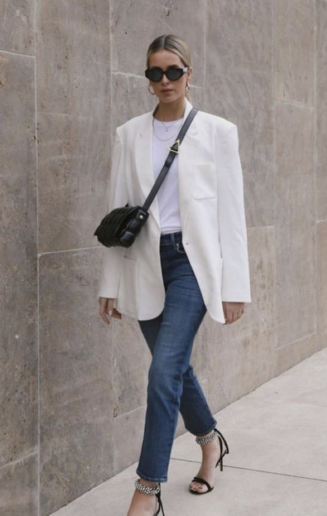 White Blazer Outfit Work, Chic Outfits Edgy, White Blazer Outfits, Cute Professional Outfits, Classy Business Outfits, Business Professional Outfits, Smart Casual Work Outfit, Business Attire Women, Look Formal