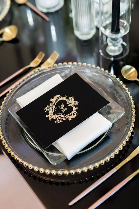 Black And Gold Place Setting, Black White And Gold Table Decorations, Black White Gold Wedding, Black Gold Wedding Theme, Black Wedding Table Setting, White And Gold Wedding Themes, Black Wedding Table, Black And Gold Party Decorations, Gold Place Setting