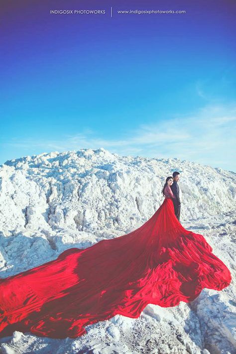 Winter excellence! This destination pre-wedding session is breathtakingly gorgeous! Prewedding Poses, Photos In The Snow, Winter Wedding Photos, Couple Photoshoot, Couple Poses, The Snow, Pre Wedding, Winter Wedding, Wedding Photos