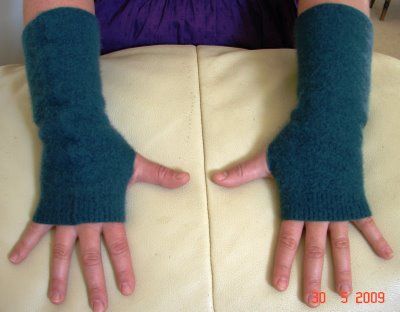 Felted Lambswool & Cashmere Fingerless Gloves Sweater Candle Holder, Cashmere Sweater Upcycle, Sweater Candles, Gloves Diy, Reuse Clothes, Glove Pattern, Recycled Sweaters, Wool Felting, Recycled Sweater