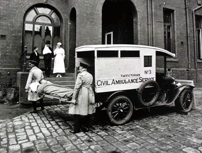 1920s-Ambulance-outside-Casualty Old Time Photos, History Of Medicine, Emergency Equipment, Ford Model T, Last Ride, Australian History, Vintage Medical, St Vincent, Melbourne Victoria