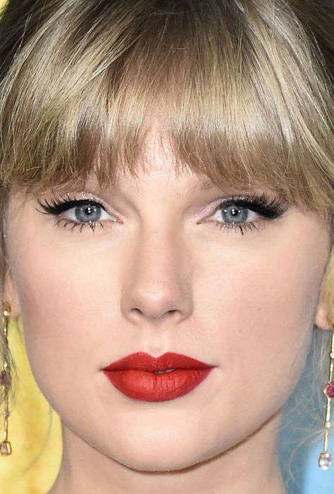 Taylor Swift Makeup Red Lips, Taylor Swift Red Era Makeup Look, Taylor Swift Red Makeup Look, Taylor Swift Red Lips, Taylor Swift Red Lipstick, Makeup Stores, Celeb Makeup, Taylor Swift Makeup, Celeb Hair