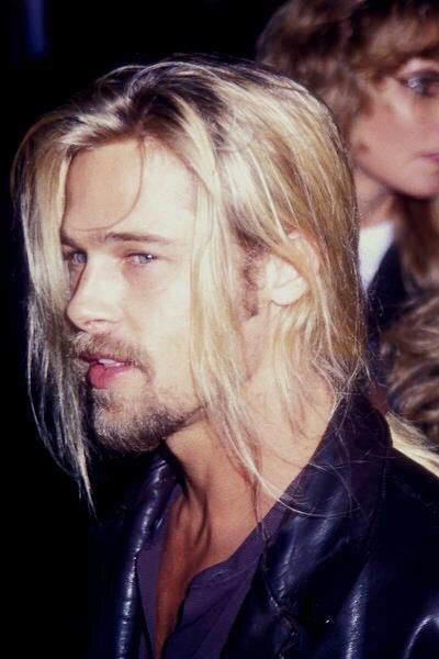 Brad Pitt with a long ponytail Brad Pitt Vampire, Brad Pitt Long Hair, Man With Long Hair, 90s Boys, Kris Kristofferson, Mel Gibson, Men Hairstyles, Richard Gere, Corte De Cabelo Masculino