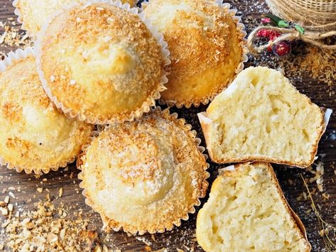 Coconut Muffin Recipes, Cappuccino Muffins, Bakery Muffins, Coconut Muffins, Coffee Mate, Cake Tasting, Muffin Cups, Shredded Coconut, Muffin Recipes