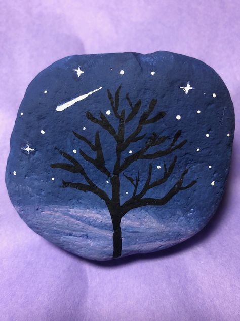 Shooting star Rock Painting Ideas Night Sky, Rock Painting Moon And Stars, Winter Rocks, Rock Family, Wiccan Decor, Astronomy Art, Rock And Pebbles, Christmas Rock, Painted Rocks Craft